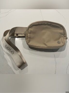 🆕🤎🤎Lole Tan Belt Bag with Branded Strap